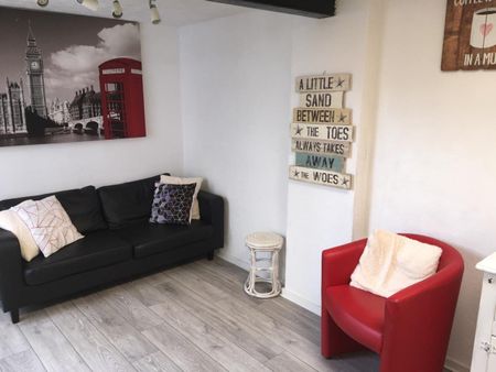 4 Bed Semi-Detached House, Middle Street, SO14 - Photo 2