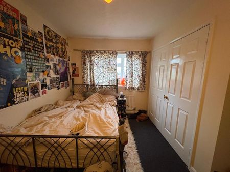 4 bedroom end of terrace house to rent - Photo 2