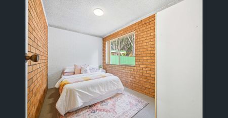 Charming Two Bedroom Brick Unit In A Central Location - Photo 4