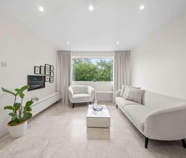 Brockley Combe, Weybridge, KT13 - Photo 1