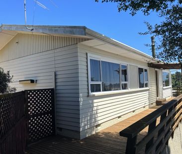 Warm & Sunny 3 bedroom Home with Views - Photo 5