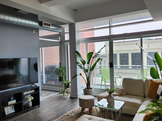 Two bedroom condo with Parking Toronto - Photo 1