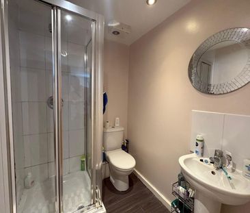 2 bedroom Flat To Let - Photo 1