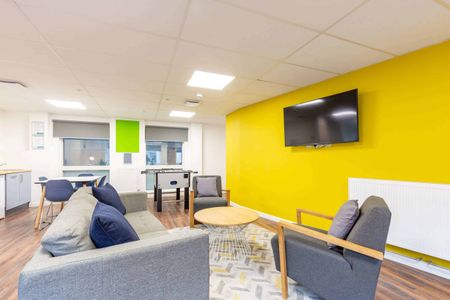 Room in a 3 Bed Apartment - Photo 2