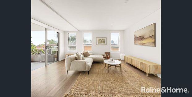 Spacious Two Bedroom Apartment In Prime Location! - Photo 1