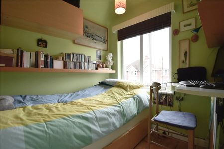 Well presented 3 bedroom semi-detached house situated just to the south of the City offering excellent access to Addenbrookes Hospital. Rear enclosed garden. GCH. Off-street parking. Garage. Furnished. - Photo 4