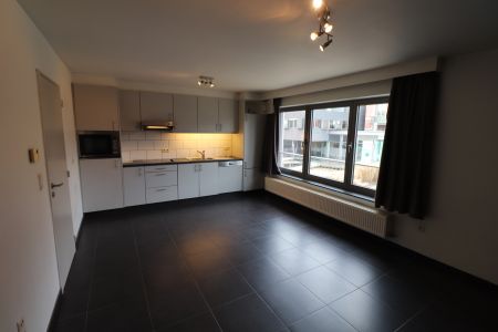 Een gezellig appartement op de eerste verdieping vooraan met autostaanplaats - Photo 3