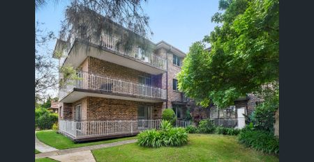 Large, two-bedroom apartment in convenient location - Photo 3