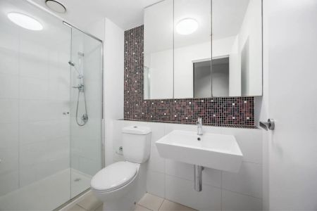 Bright and Spacious Two-Bedroom Apartment in Prime Location - Photo 5