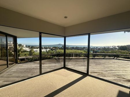 Sunny spacious family home with 180-degree ... - Photo 5