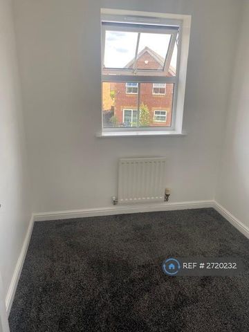 3 bedroom semi-detached house to rent - Photo 4