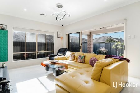 Stunning Home - Solar Panels! - Photo 3
