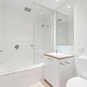Beautiful Ground Floor Apartment! - Photo 2