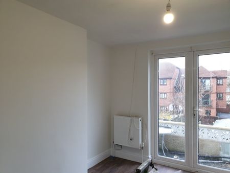3 Bed Terraced House, Westleigh Park, BS14 - Photo 2