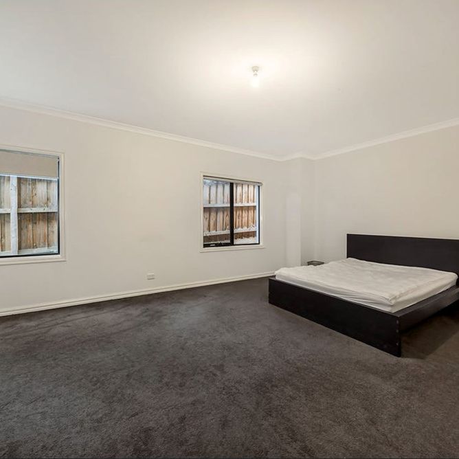 10-bedroom shared house, Elgar Road - Photo 1