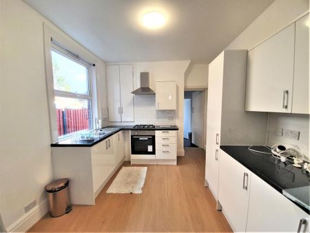 5 bedroom terraced house to rent - Photo 5