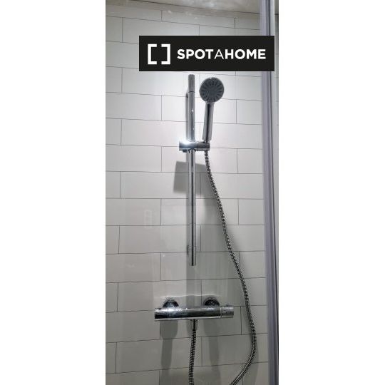 Bed for rent in 7-bedroom apartment in Phibsborough, Dublin - Photo 1