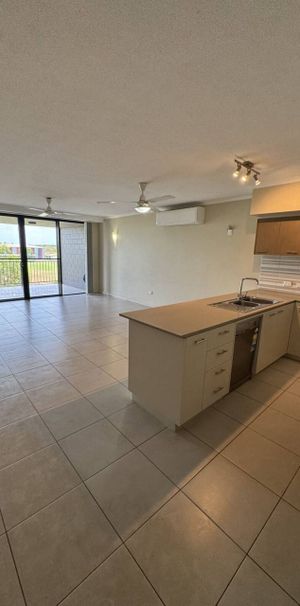 Spacious 2 Bedroom Unit in Great Location - Photo 1