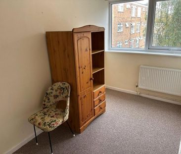 3 bedroom flat to rent - Photo 4