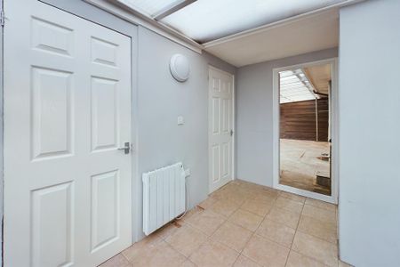 2 bedroom semi-detached bungalow to rent - Photo 4