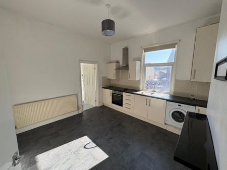1 bed Flat - To Let - Photo 3