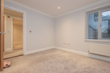 2 bed flat to rent in Peninsula Heights, 27 Bessborough Road, BH13 - Photo 5