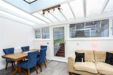 4 bedroom semi-detached house to rent - Photo 2