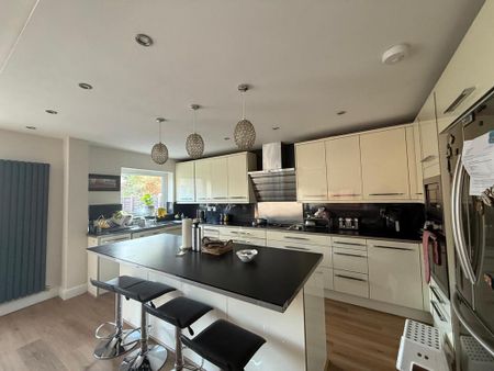 1 bedroom in a house share to rent - Photo 3