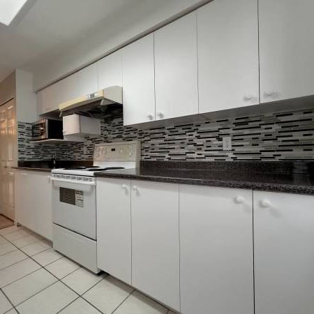 HIGHGATE - 2 BED, 1.5 BATH TOWNHOUSE - 2 PARKING!! - Photo 4