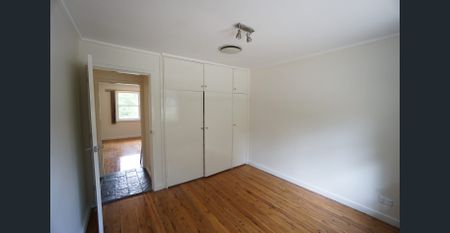 Private, convenient, high side house - Photo 2