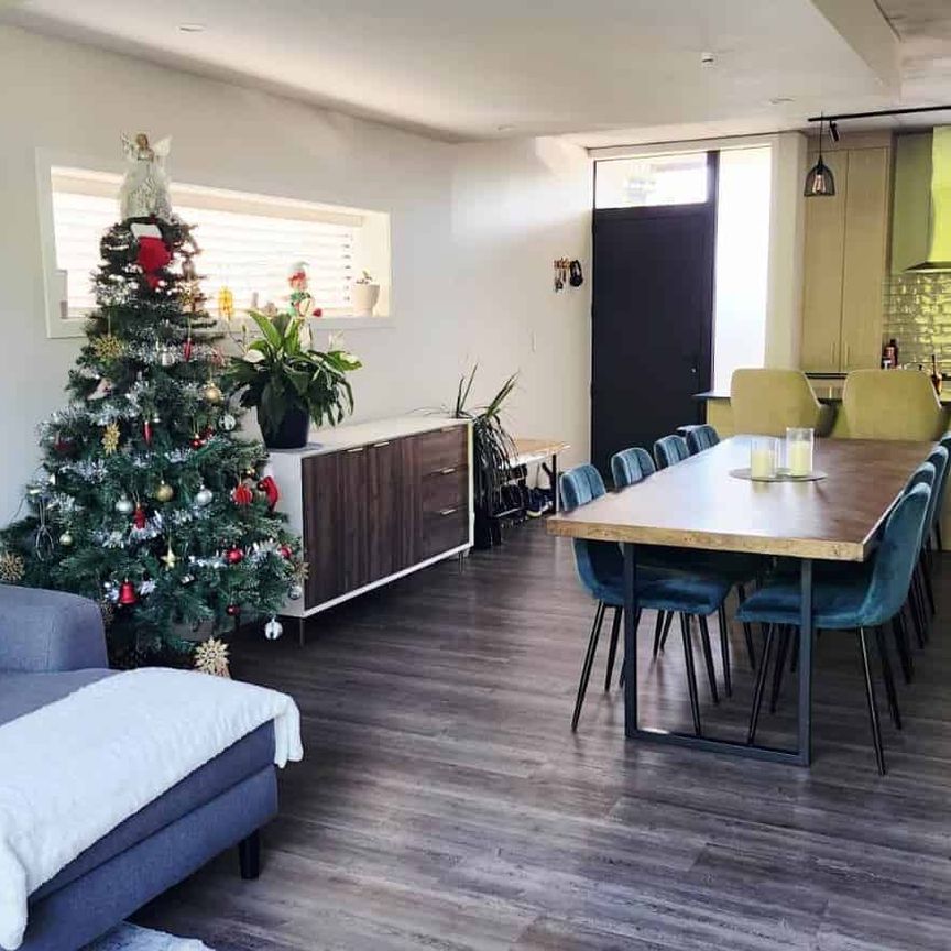 Modern three-bedroom home in a prime location! - Photo 1