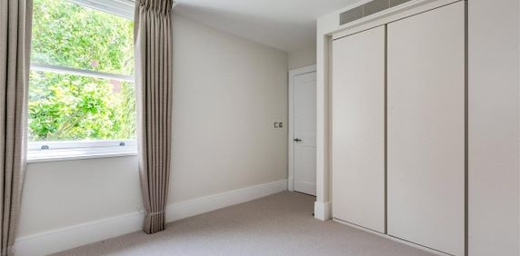 2 bedroom flat in Chelsea - Photo 2