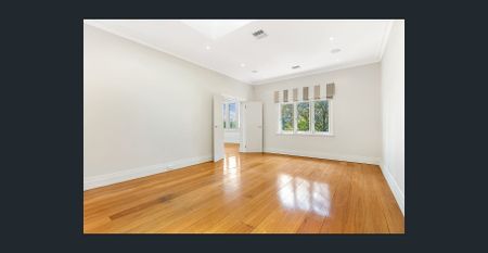 Large Family Home With Private Garden & Pool (maintenance included) - Photo 4