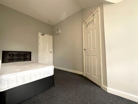 1 bedroom in a house share to rent - Photo 4