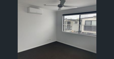 Modern Townhouse in Helensvale - Photo 2