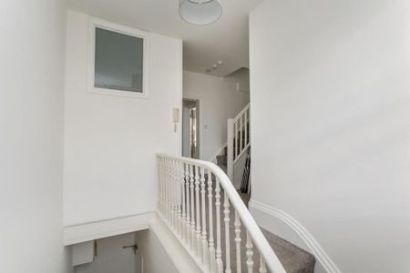3 bedroom flat to rent - Photo 2