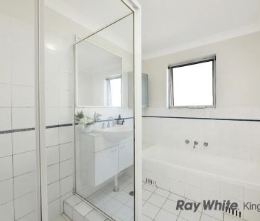 Spacious Two-Bedroom Apartment with Balcony in Sought-After Glouces... - Photo 6