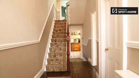 Bright room in 4-bedroom apartment in Terenure, Dublin - Photo 2