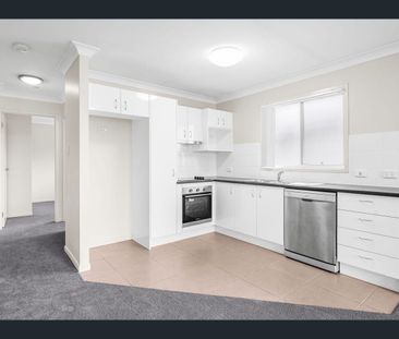 Modern 2 Bedroom Unit with Air- Conditioning. Rent includes water. - Photo 4