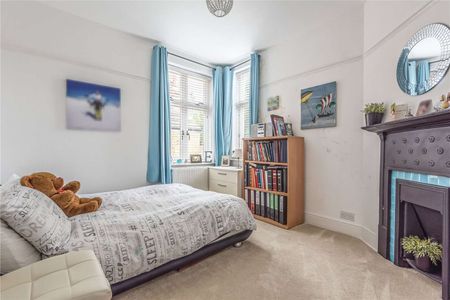 A beautifully presented detached home in the heart of Sevenoaks - Photo 3