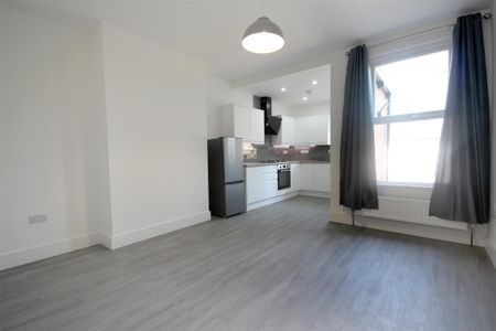 3 Bedroom House - Mid Terrace To Let - Photo 3