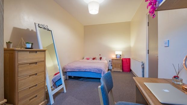 Burchett Place, Leeds - Photo 1