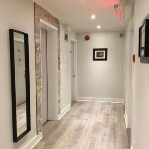 3 1/2 RÉNOVÉS, CHAUFFAGE EAU CHAUDE INCLUS, PRES UDEM, HEC, POLY, HOPITAUX - Photo 2