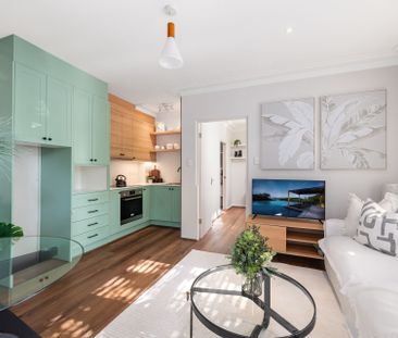 Charming One Bedroom Apartment with Balcony - Photo 2