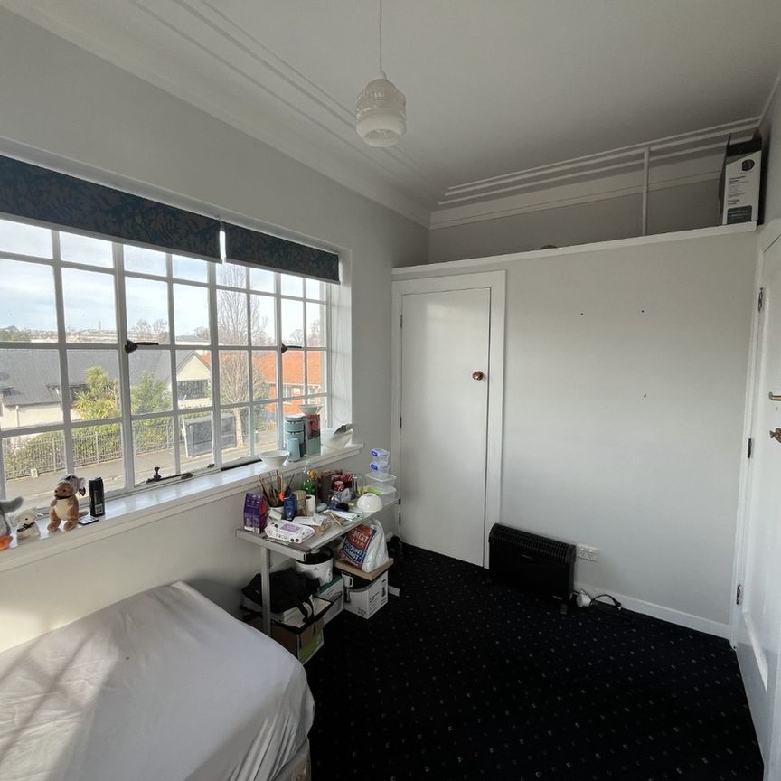 Cosy Furnished Room Available – Dun Barra House & Apartments - Photo 1