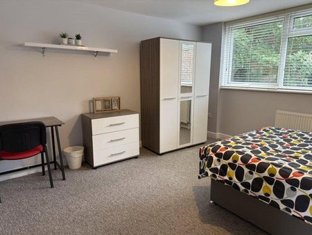 1 bedroom in a house share to rent - Photo 2