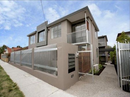 STUNNING FIRST FLOOR NORTH FACING APARTMENT! - Photo 2