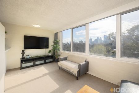 Sun filled 2 bedroom 2 bathroom penthouse apartment with city views and rooftop terrace! - Photo 5