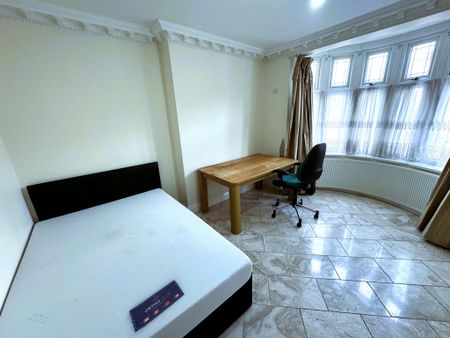 6 bedroom semi-detached house to rent - Photo 3