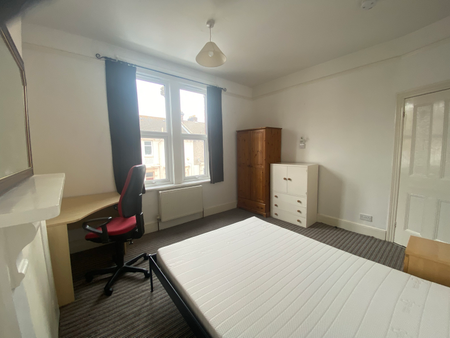 5 bedroom house to rent Sheffield Road, PO1 - Photo 5